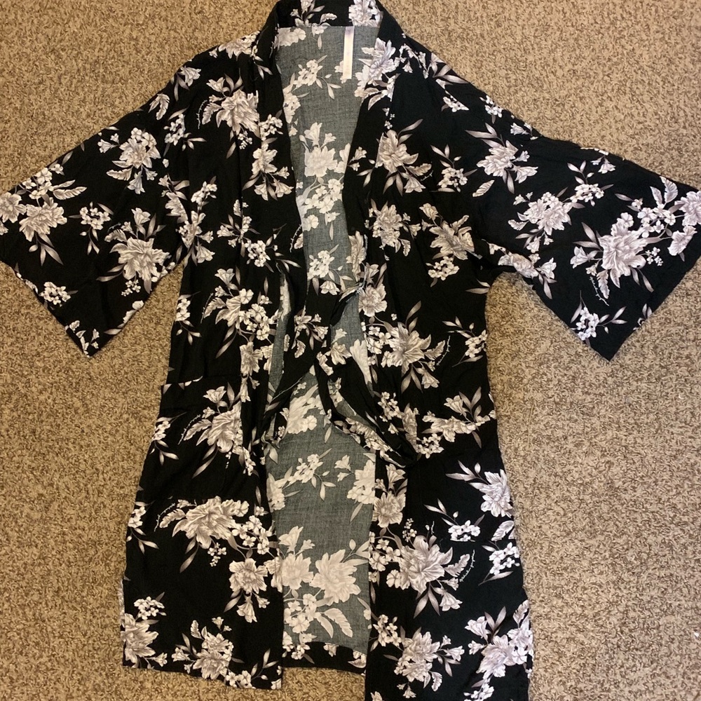 Black and white floral kimono with front tie